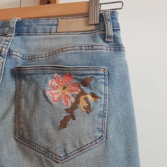 Embroidered Flower Jeans - Picture 2 of 8